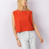 Sleeveless cropped T-shirt in Washed Red